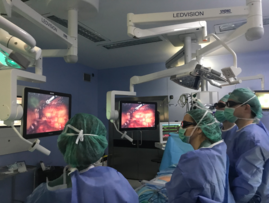 Los Drs. Labairu, Kadierno y Busto. Iª cirugía laparoscópica urológica 3D en el HU Donostia
