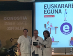 El Dr. JC Garmendia recibiendo el reconocimiento de la Dra. Idoia Gurrutxaga y el Dr. F Zubia