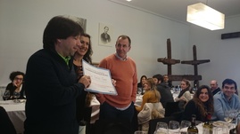 El Dr. Cano recibiendo el Premio al Mejor Caso Clínico presentado en la reunión .