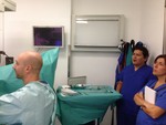 Los Drs. Gutiérrez y Villafruela atentos a la cirugía que realiza el Dr. Wendt-Nordahl